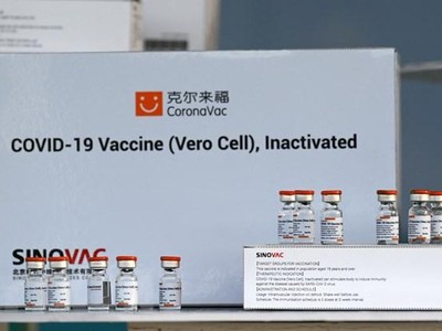 Các lọ vaccine ngừa COVID-19 của Sinovac Biotech. (Ảnh: AFP/TTXVN).