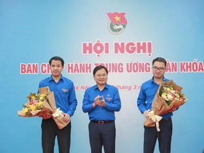 Ông Nguyễn Anh Tuấn - Ủy viên Trung ương Đảng, Bí thư thứ nhất Trung ương Đoàn chúc mừng ông Nguyễn Tường Lâm (phải) và ông Ngô Văn Cương (trái) vừa được bầu tham gia Ban Bí thư Trung ương Đoàn. (Nguồn: doanthanhnien.vn).