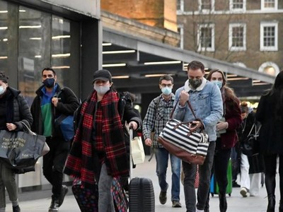 Người dân ở thủ đô London của Anh đeo khẩu trang ngừa dịch Covid-19. Ảnh: Reuters.