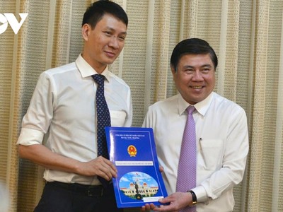 Chủ tịch UBND TP.HCM Nguyễn Thành Phong trao Quyết định cho ông Trương Trung Kiên.