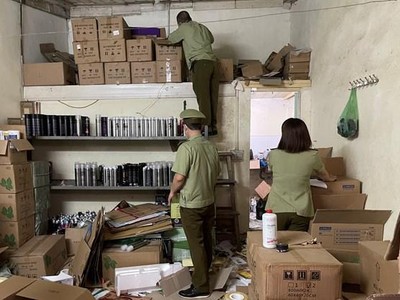 Lực lượng Quản lý thị trường Hà Nội kiểm tra kho hàng nghi chứa mỹ phẩm nhập lậu. (Ảnh: PV/Vietnam+).