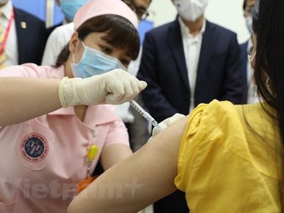 Tiêm thử nghiệm vaccine COVIVAC cho tình nguyện viên đầu tiên. (Ảnh: Minh Quyết/TTXVN).