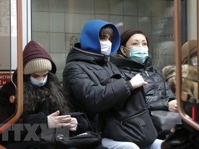 Người dân đeo khẩu trang phòng dịch COVID-19 khi đi tàu điện ngầm tại Moskva, Nga ngày 10/2/2021. (Ảnh: THX/TTXVN).