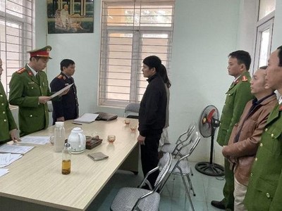 Cơ quan CSĐT Công an tỉnh Thanh Hóa thi hành lệnh khám xét nơi làm việc của Bùi Xuân Quang.