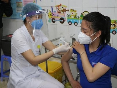 Tiêm vaccine phòng COVID-19 tại Hải Dương. (Ảnh: Mạnh Minh/TTXVN).