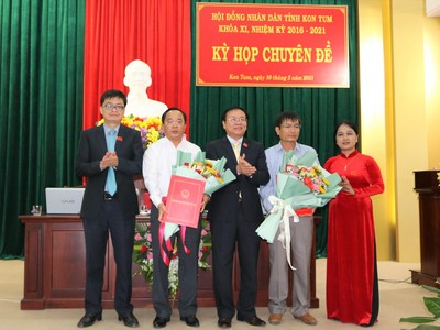 Thường trực HĐND tỉnh Kon Tum tặng hoa chúc mừng tân Phó Chủ tịch UBND tỉnh Nguyễn Ngọc Sâm (thứ 2 từ phải qua) và ông Nguyễn Văn Điệu.