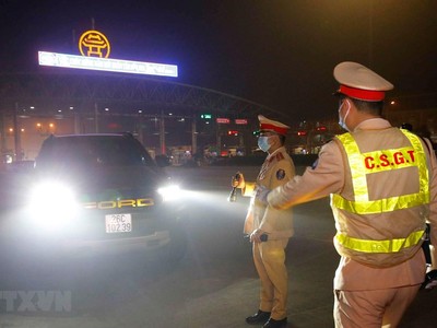 Cảnh sát giao thông tiến hành kiểm tra nồng độ cồn đối với tài xế tại cao tốc Pháp Vân-Cầu Giẽ. (Ảnh: Doãn Tấn/TTXVN).