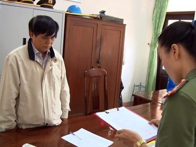 Cơ quan An ninh điều tra - Công an tỉnh Phú Yên đọc quyết định khởi tố bị can đối với ông Phạm Văn Dũng - Phó Giám đốc Sở Nội vụ tỉnh này.