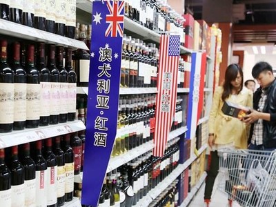 Sản phẩm rượu vang được bày bán tại một siêu thị ở Trung Quốc. (Ảnh: AP).