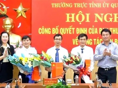 Trao quyết định luân chuyển, bổ nhiệm các cán bộ.