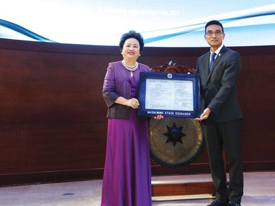 Bà Nguyễn Thị Nga, Phó chủ tịch thường trực SeABank đón nhận quyết định niêm yết trên HOSE ngày 24/3/2021.