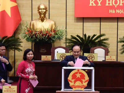 Chủ tịch HĐND thành phố Hà Nội Nguyễn Ngọc Tuấn bỏ phiếu bầu Ủy viên UBND thành phố.