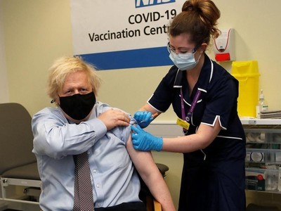 Thủ tướng Anh - Boris Johnson tiêm vaccine ngừa Covid-19 (Ảnh: AFP).
