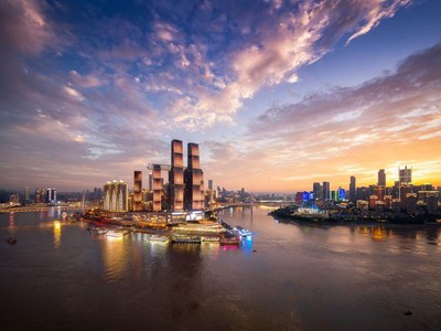 Raffles City Chongqing là dự án lớn nhất của CapitaLand ở Trung Quốc và sở hữu khoản đầu tư lẻ cao nhất của bất kỳ công ty Singapore nào tại quốc gia này. Dự án đã đạt được chứng nhận LEED Gold khi ứng dụng thành công nhiều giải pháp xây dựng bền vững.