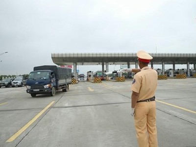 Lực lượng Cảnh sát giao thông tiến hành dừng xe, kiểm tra người điều khiển phương tiện. (Ảnh: Doãn Tấn/TTXVN).