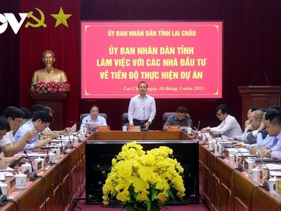 Ông Trần Tiến Dũng, Chủ tịch UBND tỉnh Lai Châu chia sẻ với những khó khăn của doanh nghiệp; đồng thời, khẳng định Lai Châu sẽ tiếp tục đồng hành cùng các nhà đầu tư để phát triển.