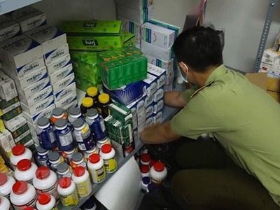 Số lượng lớn thuốc tân dược nghi nhập lậu bị phát hiện. (Ảnh: TTXVN phát).