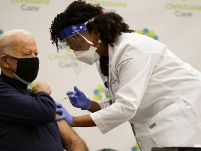 Ông Biden tiêm liều vaccine ngừa Covid-19 đầu tiên tại bang Delaware. (Ảnh: AP).