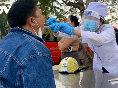 Lấy mẫu gộp các trường hợp để xét nghiệm Covid-19.