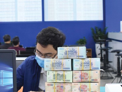 Thị trường chứng khoán đón thêm một lượng lớn dòng tiền, giúp VN-Index phá kỷ lục năm 2018, thiết lập đỉnh mới trên 1.224 điểm. Ảnh: Dũng Minh.