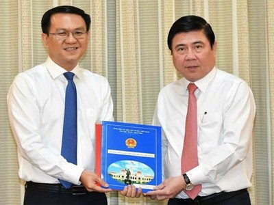 Ông Lâm Đình Thắng (trái) nhận quyết định.