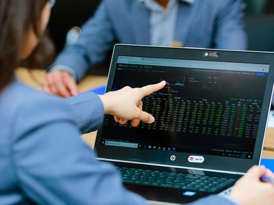 Nhà đầu tư tìm đến cổ phiếu của những doanh nghiệp có lợi nhuận quý I tăng trưởng mạnh. Ảnh: Dũng Minh.