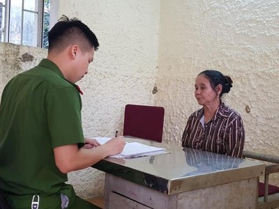 Đối tượng Ngô Thị Lý tại cơ quan điều tra. (Ảnh: C.A).