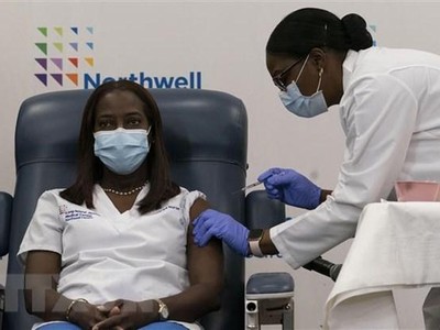 Nhân viên y tế được tiêm vaccine phòng COVID-19 tại trung tâm y tế ở Queens thuộc New York, Mỹ ngày 14/12/2020. (Ảnh: AFP/TTXVN).