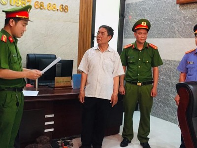 Thi hành các quyết định khởi tố bị can, lệnh bắt tạm giam 4 tháng đối với ông Bùi Văn Ần.