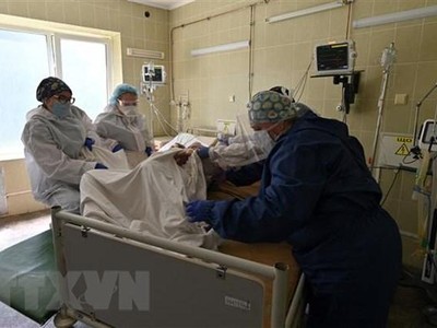 Nhân viên y tế điều trị cho bệnh nhân COVID-19 tại một bệnh viện ở Lviv, Ukraine. (Ảnh: THX/TTXVN).