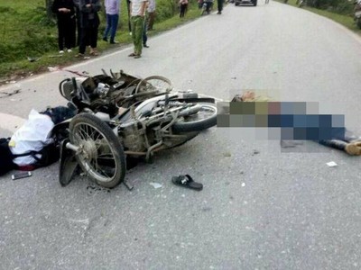 2 xe máy va chạm khiến 1 người tử vong