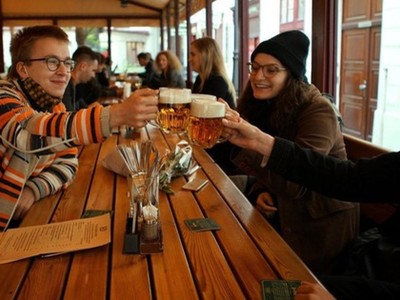 Người dân Séc có thể tụ tập tối đa 10 người ở trong nhà từ 12/4.