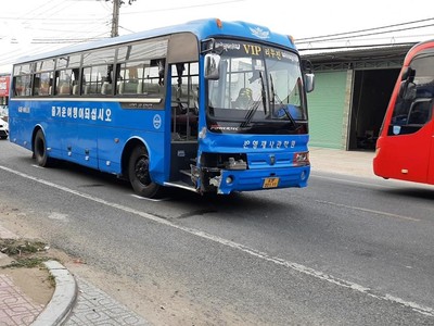 Xe đưa đón công nhân có liên quan đến vụ tai nạn (màu xanh).