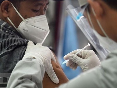 Nhân viên y tế tiêm vaccine ngừa COVID-19 cho người dân tại Jakarta, Indonesia, ngày 10/3/2021. (Ảnh: THX/TTXVN).