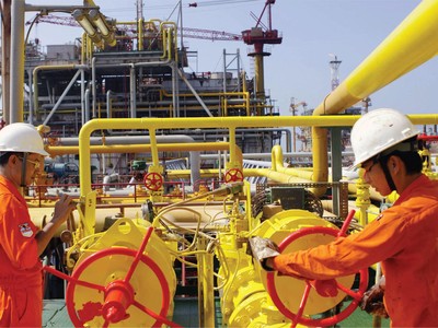 Giá dầu tăng khiến giá nhiều sản phẩm, dịch vụ liên quan tăng theo.