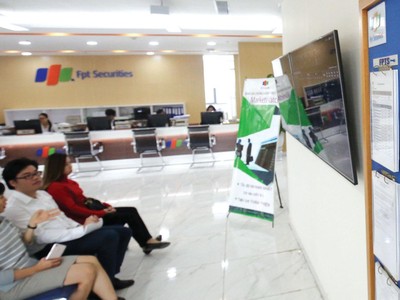 Khuôn khổ pháp lý của Việt Nam phải bắt đầu xác định một lằn ranh đỏ, không để hoạt động cung cấp thông tin “thoải mái” quá như hiện nay. Ảnh: Dũng Minh.