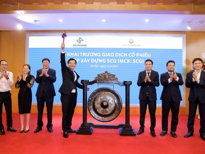 Nghi thức đánh cồng khai trương phiên giao dịch đầu tiên của SCG trên sàn Upcom.