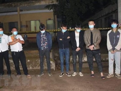 Các đối tượng bị lực lượng chức năng bắt giữ. (Ảnh: TTXVN phát).