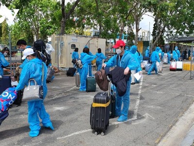 Tiếp nhận, cách ly 305 công dân Việt Nam về từ Nga.