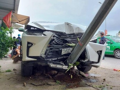 Chiếc Lexus RX300 chỉ dừng lại khi đâm vào một cột đèn chiếu sáng.