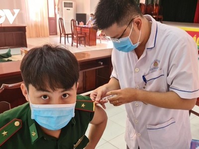 Cán bộ biên phòng được tiêm phòng vắc xin tại Bệnh viện Quân y 120.