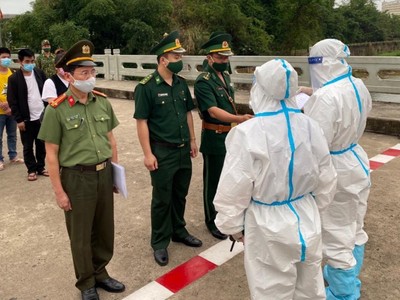 Lực lượng chức năng trao trả 04 đối tượng người Trung Quốc nhập cảnh trái phép Việt Nam cho Công an TP Đông Hưng, Trung Quốc.