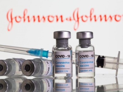 Mỹ dự kiến tạm dừng vaccine ngừa Covid-19 của Johnson & Johnson. (Ảnh: KT).