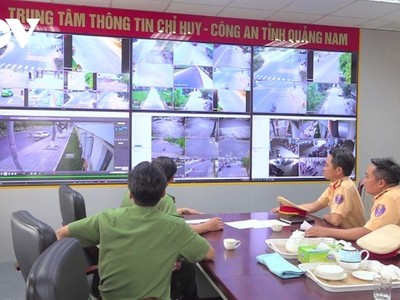 Giám sát phương tiện tham gia giao thông tại Trung tâm thông tin Công an tỉnh Quảng Nam.