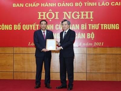 Phó trưởng Ban Tổ chức Trung ương Nguyễn Quang Dương trao quyết định của Ban Bí thư Trung ương Đảng cho ông Hoàng Giang. (Nguồn: Báo Lào Cai).