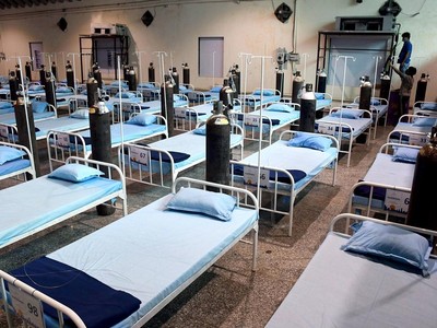 Chính quyền thành phố Mumbai chuyển đổi một tòa nhà công sở thành bệnh viện dã chiến nhằm đương đầu với làn sóng lây nhiễm SARS-CoV-2 hiện tại. (Ảnh: ANI).