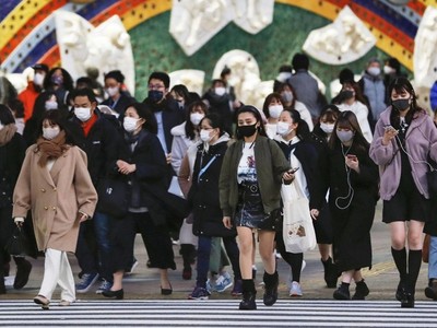 Người Nhật Bản đeo khẩu trang thời Covid-19. Ảnh: Japan Times.