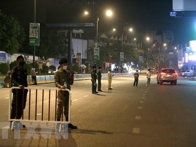 Cảnh sát gác trên đường phố tại Phnom Penh, Campuchia. (Ảnh: THX/TTXVN).