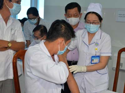 Cán bộ y tế Bệnh viện đa khoa tỉnh Vĩnh Long được tiêm đầu tiên sáng 20/4.