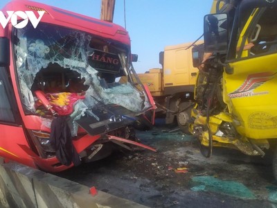 Xe tải đối đầu với xe khách vào rạng sáng.